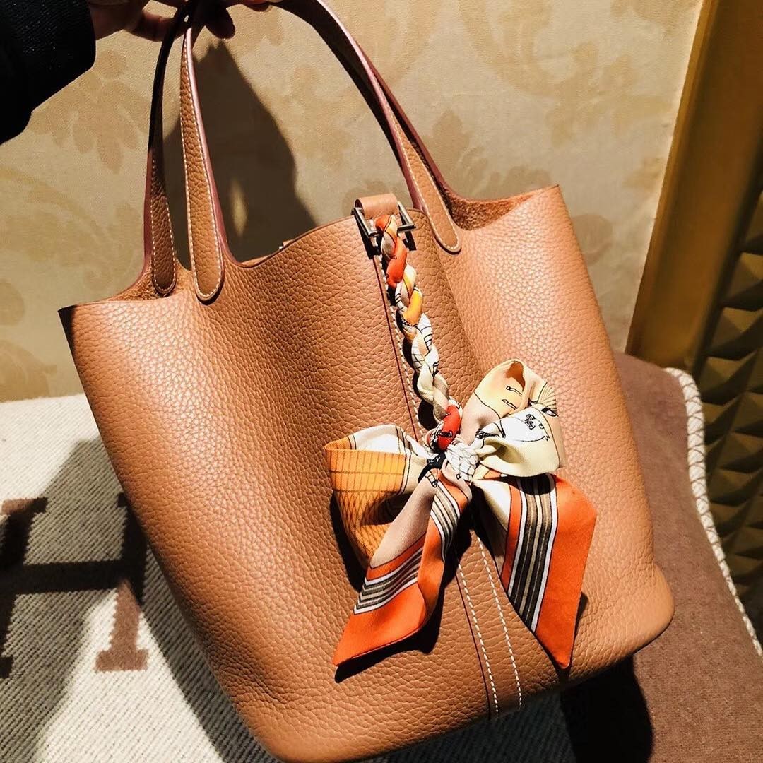 【名牌手袋】Hermès愛馬仕迷也會把Hermès絲帶圍著整個手把,令手袋更獨一無二~