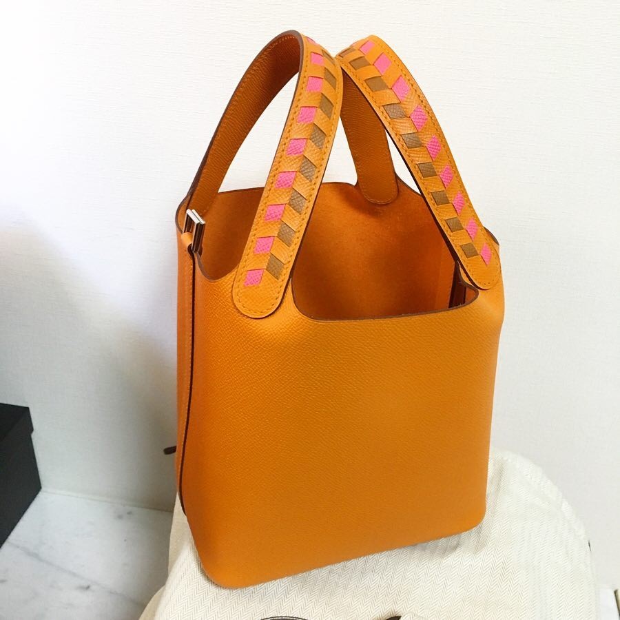 【名牌手袋】Hermès愛馬仕大容量桶型設計很可愛,同時手袋也只可作手提或腋下包使用
