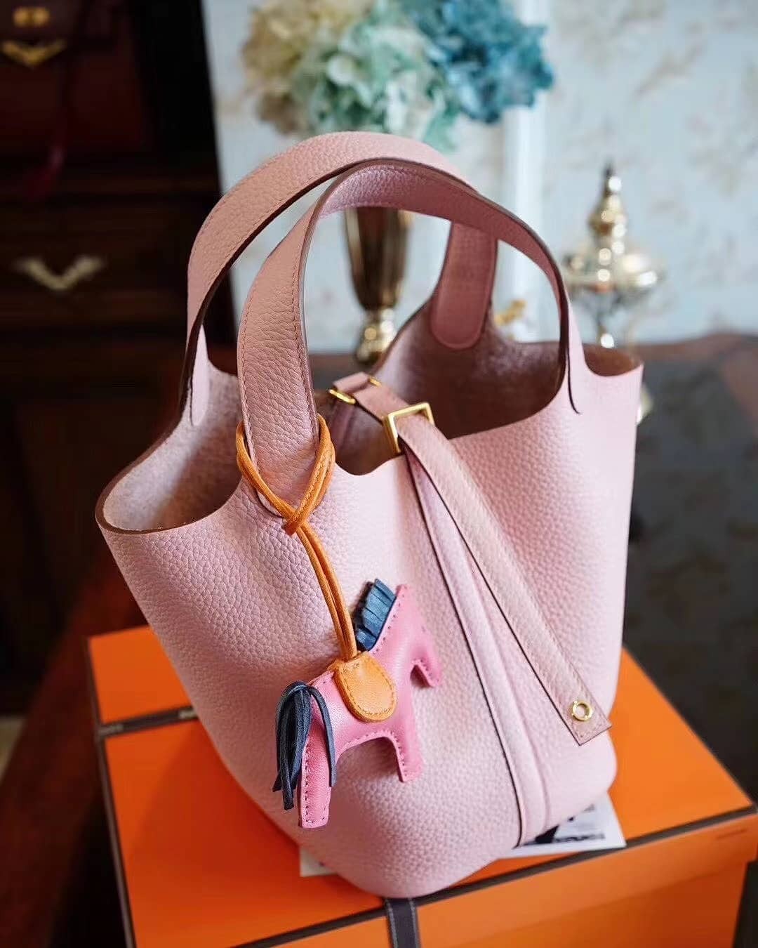 【名牌手袋】Hermès愛馬仕迷為了令手袋更具個人化,會繫上Hermès的蝴蝶結絲帶或是馬仔在手把位置!