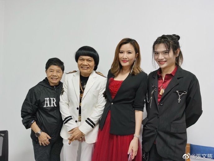 【八両金兒子】與兒子「八両仔」（原名：葉小霆）經常頂著冬菇頭出場而受到關注。現年兒子已經25歲，長大成人的仔仔近照更曝光