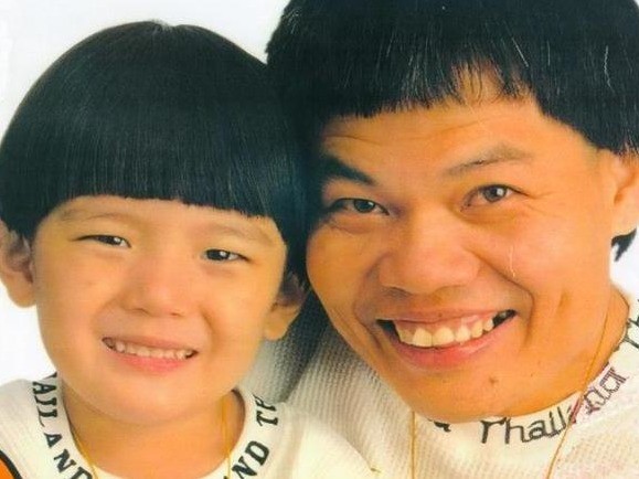 【八両金兒子】不少港人對葉小霆的印象應該都是停留在小時侯與爸爸一起剪的招牌親子髮型模樣，每次兩父子一出場，其冬菇頭都會成為網民的討論話題。