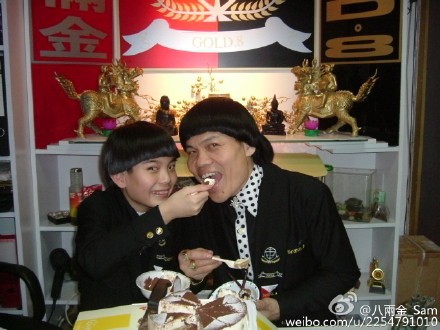 【八両金兒子】相信香港人多少都會對「八両金」有所認識，這位自稱是「香港最醜的男人」的八両金原名叫「葉競生」