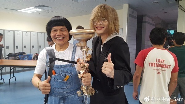 【八両金兒子】因染上了一頭金髮的葉小霆，就被網民指超似方皓玟加Micheal Jackson的混合體，本身想當歌手的葉小霆稱可以叫作似MJ感開心