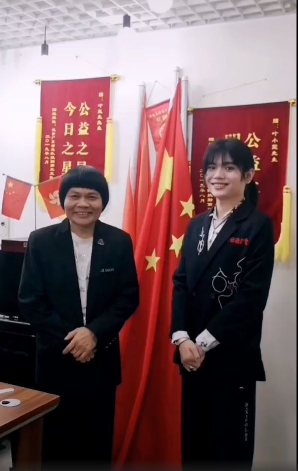 【八両金兒子】後來葉小霆長大後，也不再留冬菇頭，反而走出了自己的風格來，多來留下不少前衛的髮型，有時的變化還有點驚人，所以多少來其髮型亦受到不少網民的揶揄。