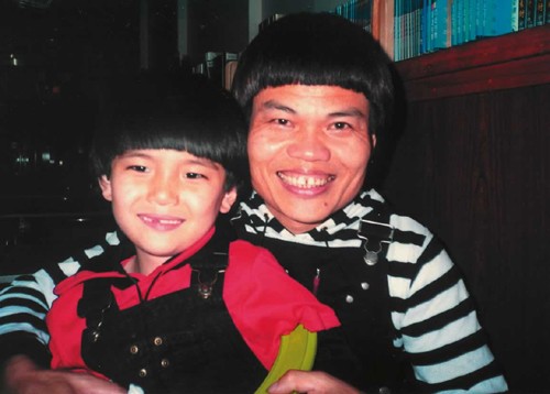 【八両金兒子】不少港人對葉小霆的印象應該都是停留在小時侯與爸爸一起剪的招牌親子髮型模樣，每次兩父子一出場，其冬菇頭都會成為網民的討論話題。