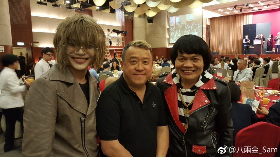 【八両金兒子】因染上了一頭金髮的葉小霆，就被網民指超似方皓玟加Micheal Jackson的混合體，本身想當歌手的葉小霆稱可以叫作似MJ感開心