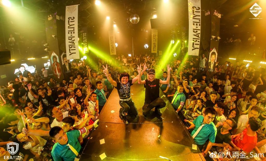 【八両金兒子】近年更經常在內地登台賺大錢，有指他僅唱3首歌就有7萬人民幣落袋，平均一個月唱足三場的他，收入算是很可觀。