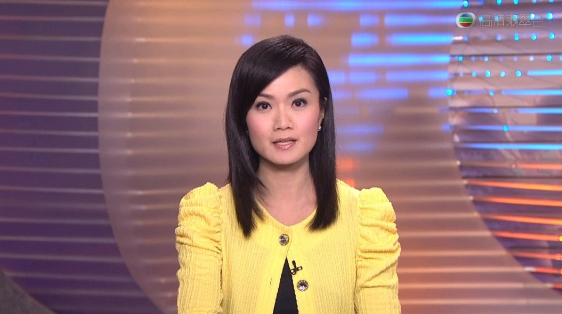 【前TVB新聞主播】方健儀亦因在主播台上一臉淡定,面對突變的事情總是轉數夠快去解決問題,所以有著「淡定女主播」之稱。