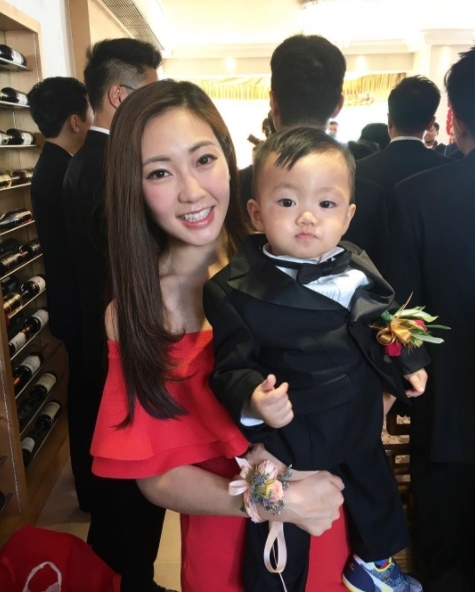 【前無綫新聞主播】幼時家境清貧,在公屋長大的蔡雪瑩,2016年與上市公司亞洲木薯太子爺朱威霖(William)成婚,更誕下一對可愛子女