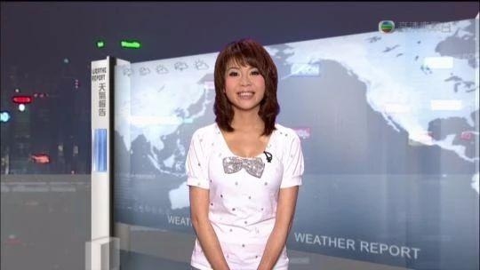 【前無綫新聞主播】2010年2月首次離開無綫新聞,後來到中國移動旗下雜誌任編輯,在於同年5月回歸無綫新聞兼職主持《晚間天氣報告》
