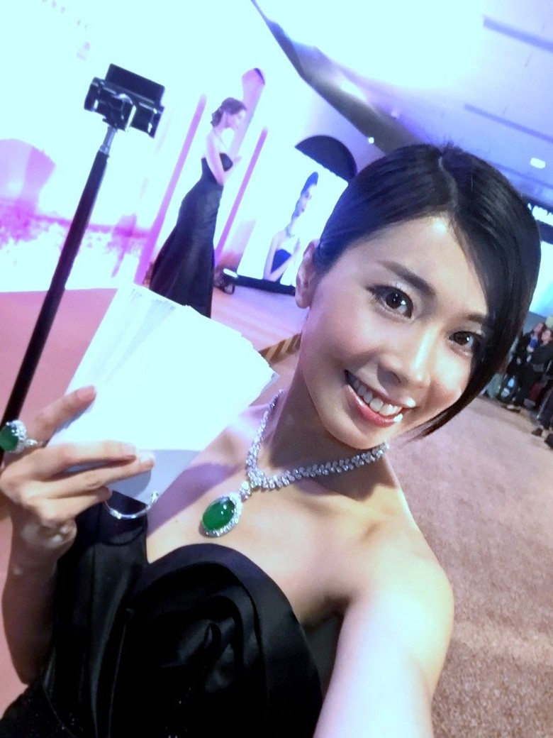【前無綫新聞主播】黃紫盈在2013年離巢TVB的她也有不俗的發展,主要是擔任司儀及出席活動,當起全職freelancer