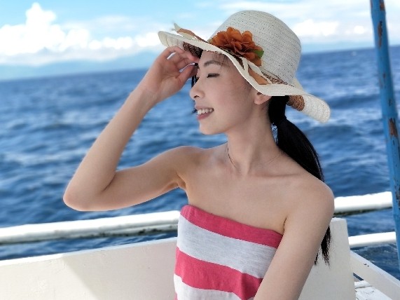 【前無綫新聞主播】三年前更成立了製作公司,擔起監製製作旅遊節目「盈悠型遊」,同時因有超卓的說話技巧,也成為了導師教授小朋友及成人說話技巧等。