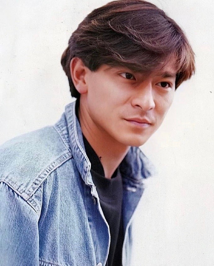 劉德華年輕2劉德華今年59歲,最近還頻頻有活動的他keep得很好。樣子看起來除了多了眼尾的皺紋之外,皮膚看起來蠻光滑還充滿彈性,而且兩頰的肉還是飽滿而挺的,身材也沒有大走樣,可謂元氣滿滿!