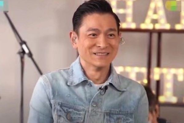 劉德華59歲將近60歲的他相比起梁朝偉和周星馳,也真的算是保養的很好。精神也非常有朝氣,與當年「四大天王」其中一員的稱號紅了整個時代,歌喉還是一樣出色。今年與歌迷的網上直播生日會中他也非常有活力,樣子清爽而且唱功了得。