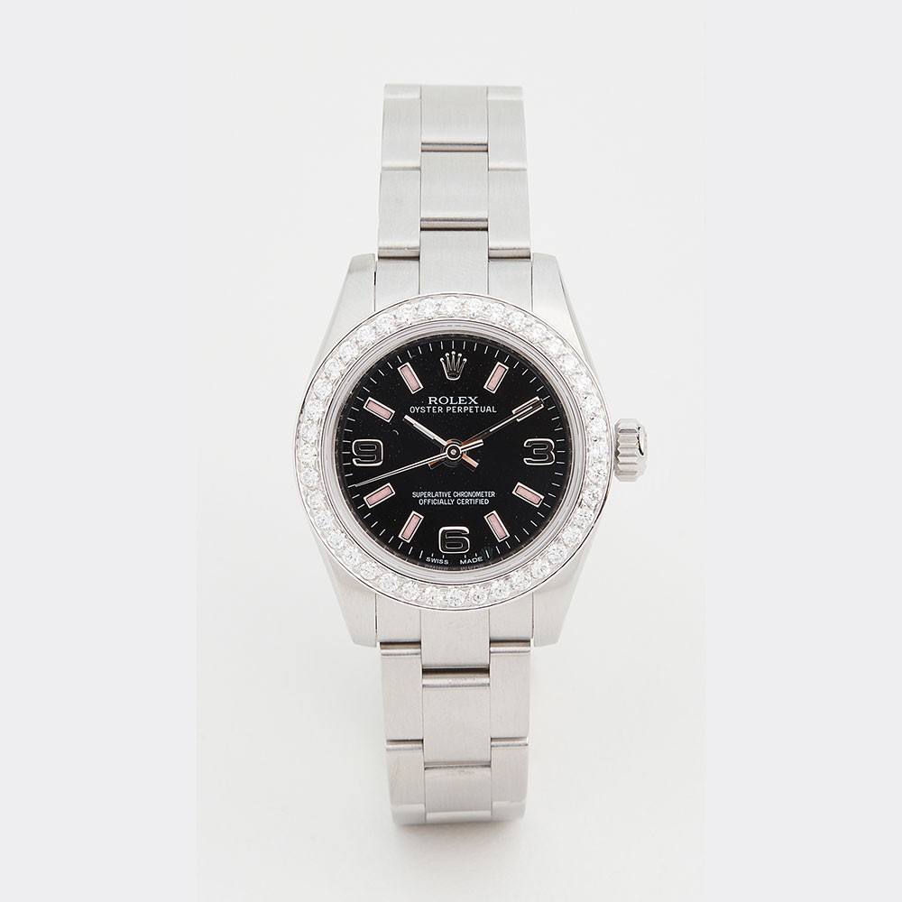 【Rolex勞力士】來到了神秘的夜空款,這款勞力士手錶以黑色錶面搭配粉色的元素,令腕錶的設計更突出!錶面印有3、6、9的數字,讓你更好的分清時間阿