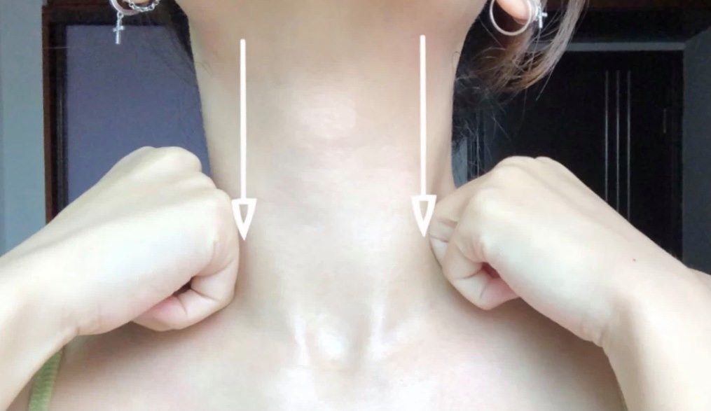 去頸紋按摩2.雙手握拳,在脖子兩側從耳根位置由上到下按摩。重複十五次。