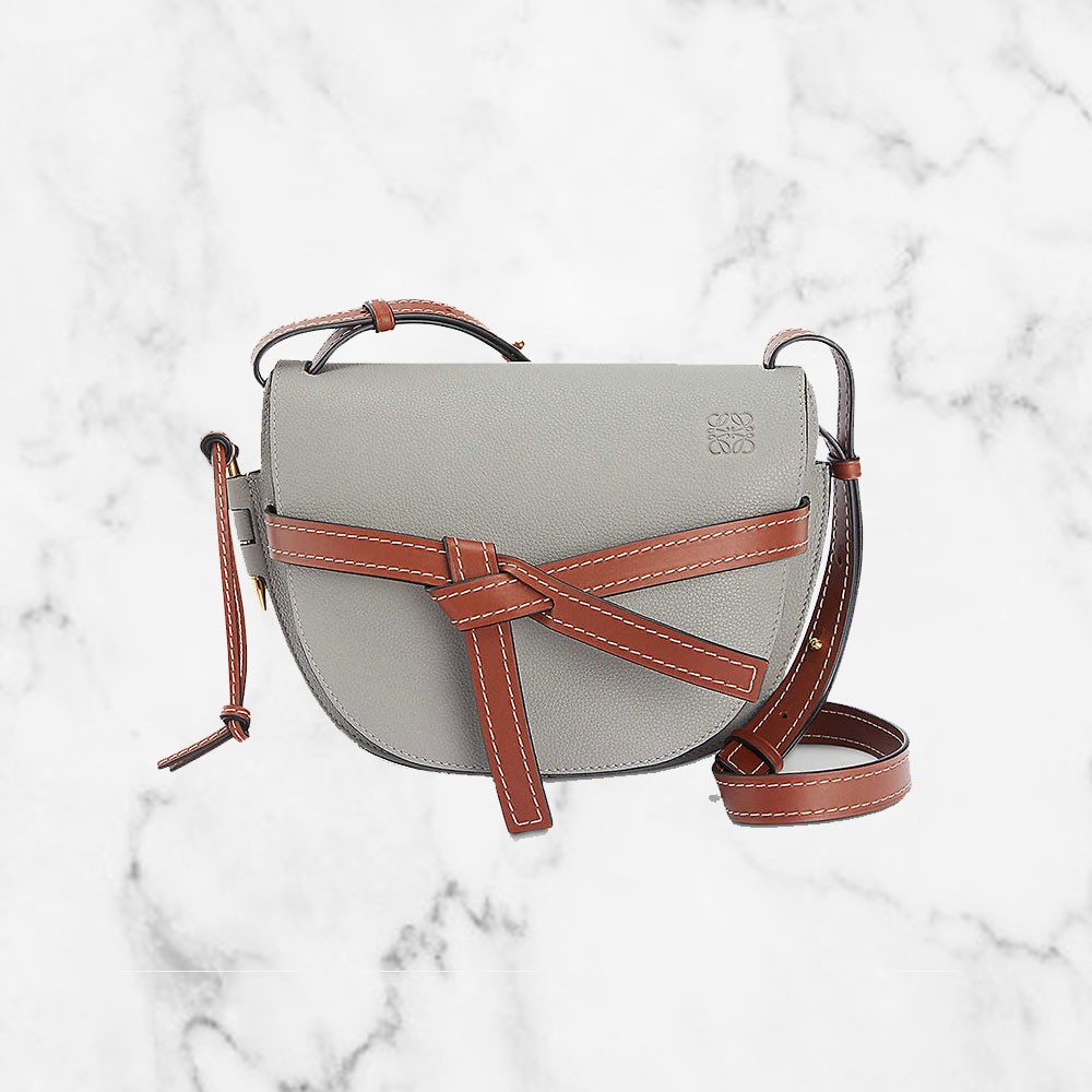 【名牌手袋外國網購】「Gate」手袋其實是LOEWE的得意之作，手袋第一次亮相已成功引起關注度，設計原為經典的馬鞍包，最亮眼之處就是加入了打結式皮帶