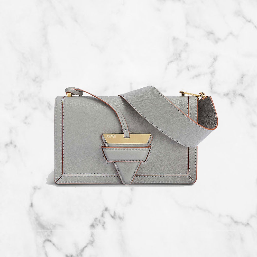 【名牌手袋外國網購】Loewe其中一個不可以缺少的款式一定就是它—「Barcelona」手袋，也成了現時女生入門級必備之選，以長方形設計配上柔軟紋理皮革