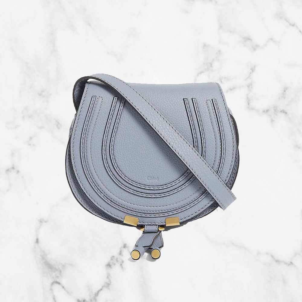 【名牌手袋外國網購】說到Chloé，不可不提的就是品牌其中一個經典熱銷的「馬鞍包」系列，自2010年推出了「Marcie Bag」，其馬鞍造型與縫針設計立即俘虜一眾Chloé迷的心