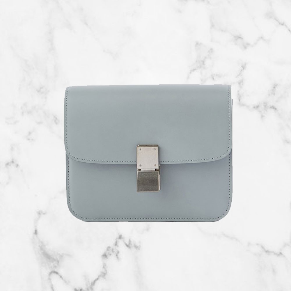 【名牌手袋網購】CELINE的Classic系列就是多年來經典不敗之選，簡約的設計已經深得手袋控歡心～小小的盒型設計搭上簡單俐落長形金屬扣