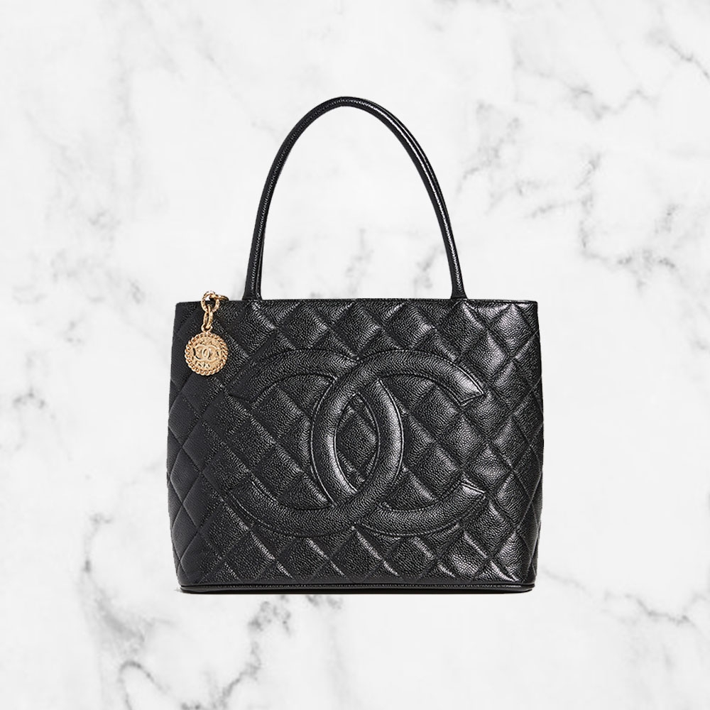 【名牌Chanel手袋網購】Chanel 的皮革Tote Bag超有質感的,以荔枝紋牛皮打造而成,相對小羊皮較不易刮花,頂部飾有圓角拉鍊拉鎖