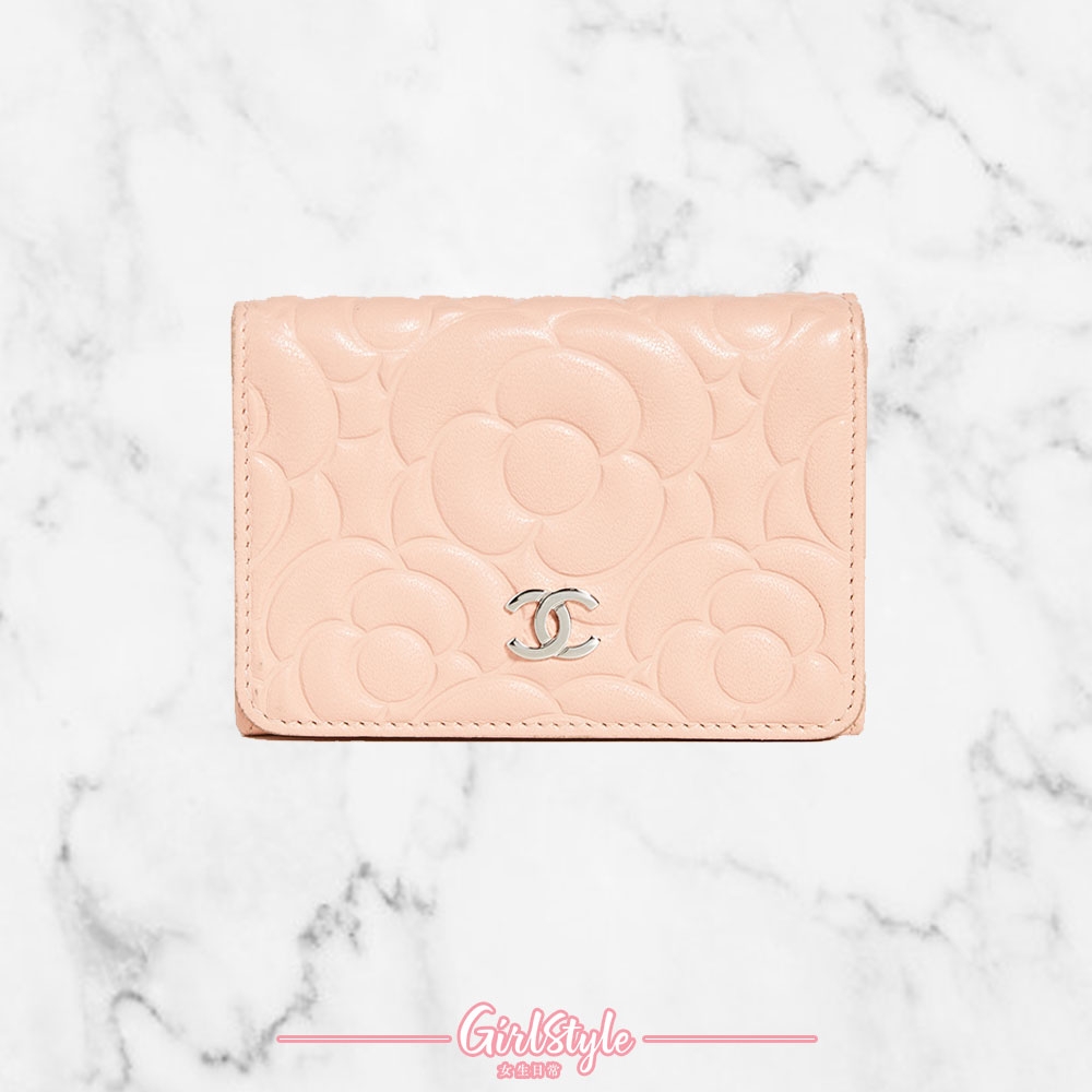 【外國網購名牌錢包】Chanel的錢包應該是女生夢寐以求的必買品牌Top 3吧!這款以Chanel經典的浮雕山茶花圖案設計