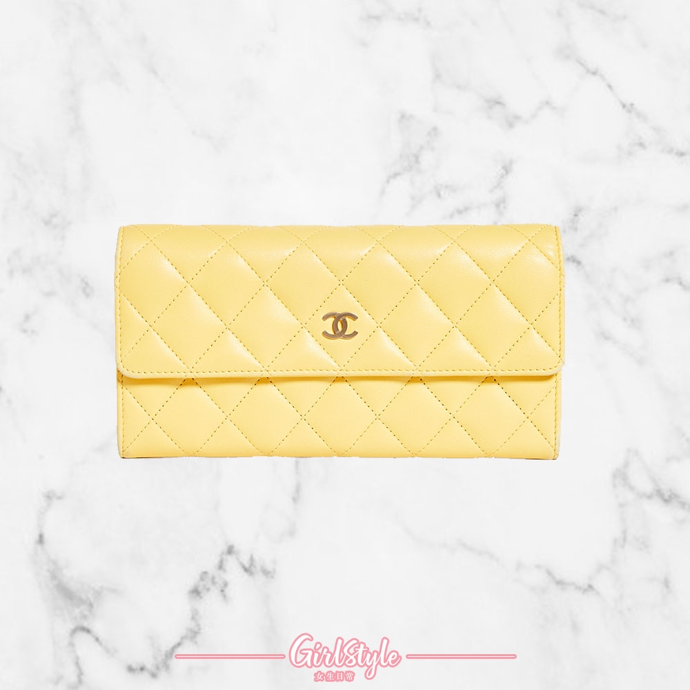 【外國網購名牌錢包】因為Chanel的錢包實在是太搶手了,有時買了回來都會很懊惱與別人撞款,所以買錢包大可以大膽一點,選些特別色調