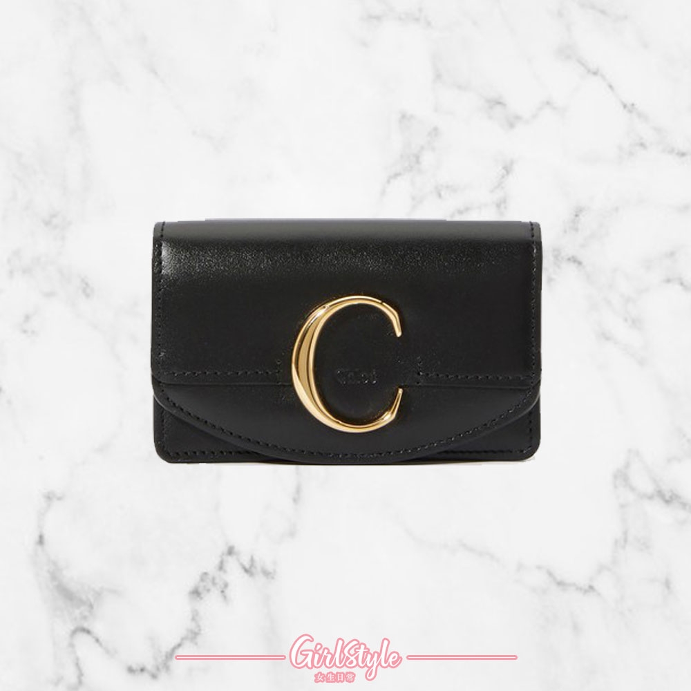 【外國網購名牌錢包】CHLOÉ品牌推出的手袋都是走優雅的路線,向來深得OL女生的歡心,多年來推出的款式都是長期熱銷,其中皇牌大C logo的單品更是被瘋搶!