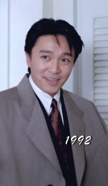 周星馳後生同期入行又與他同齡的周星馳,一早已經瀟灑不理滿頭白髮,當年的「星仔」也紛紛被改叫「星爺」。一向被說老得很快的他,在近照中甚至連五官也開始「走樣」,有時候也認不出是他。