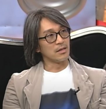 周星馳老同期入行又與他同齡的周星馳,一早已經瀟灑不理滿頭白髮,當年的「星仔」也紛紛被改叫「星爺」。一向被說老得很快的他,在近照中甚至連五官也開始「走樣」,有時候也認不出是他。