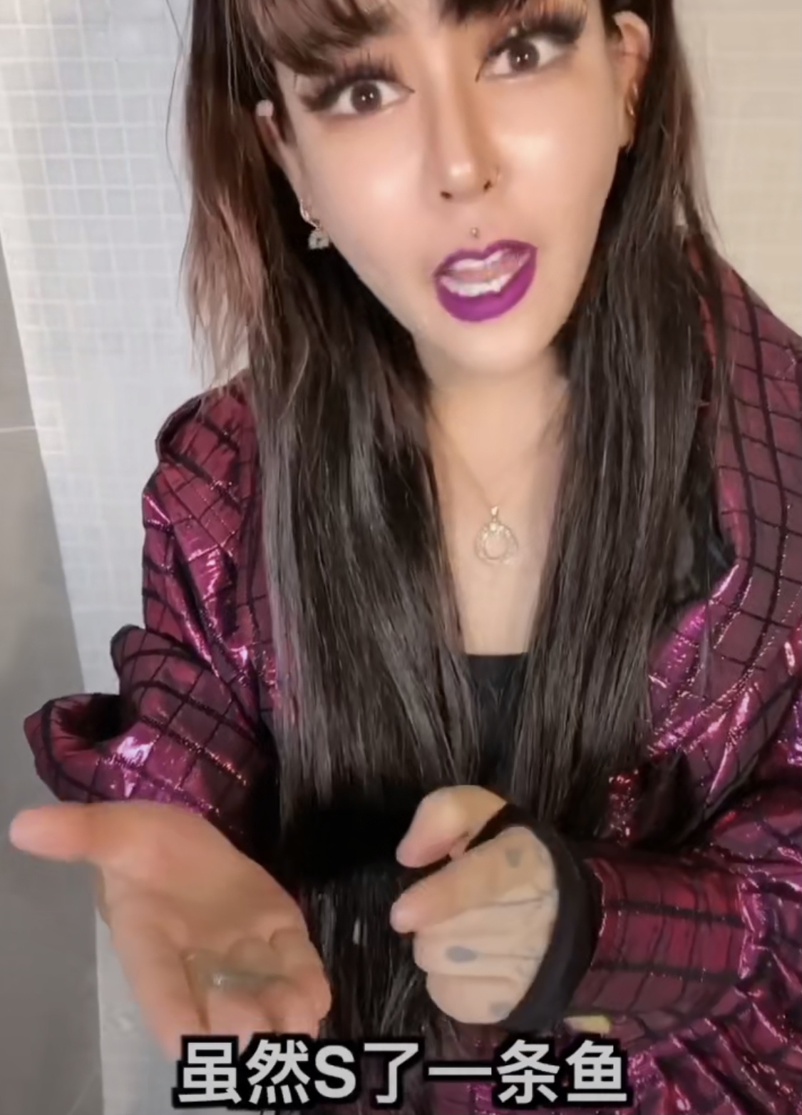 大陸網紅浸浴10期間還有一條魚死掉了被他拿起來丟到地上去,然後繼續浸浴。