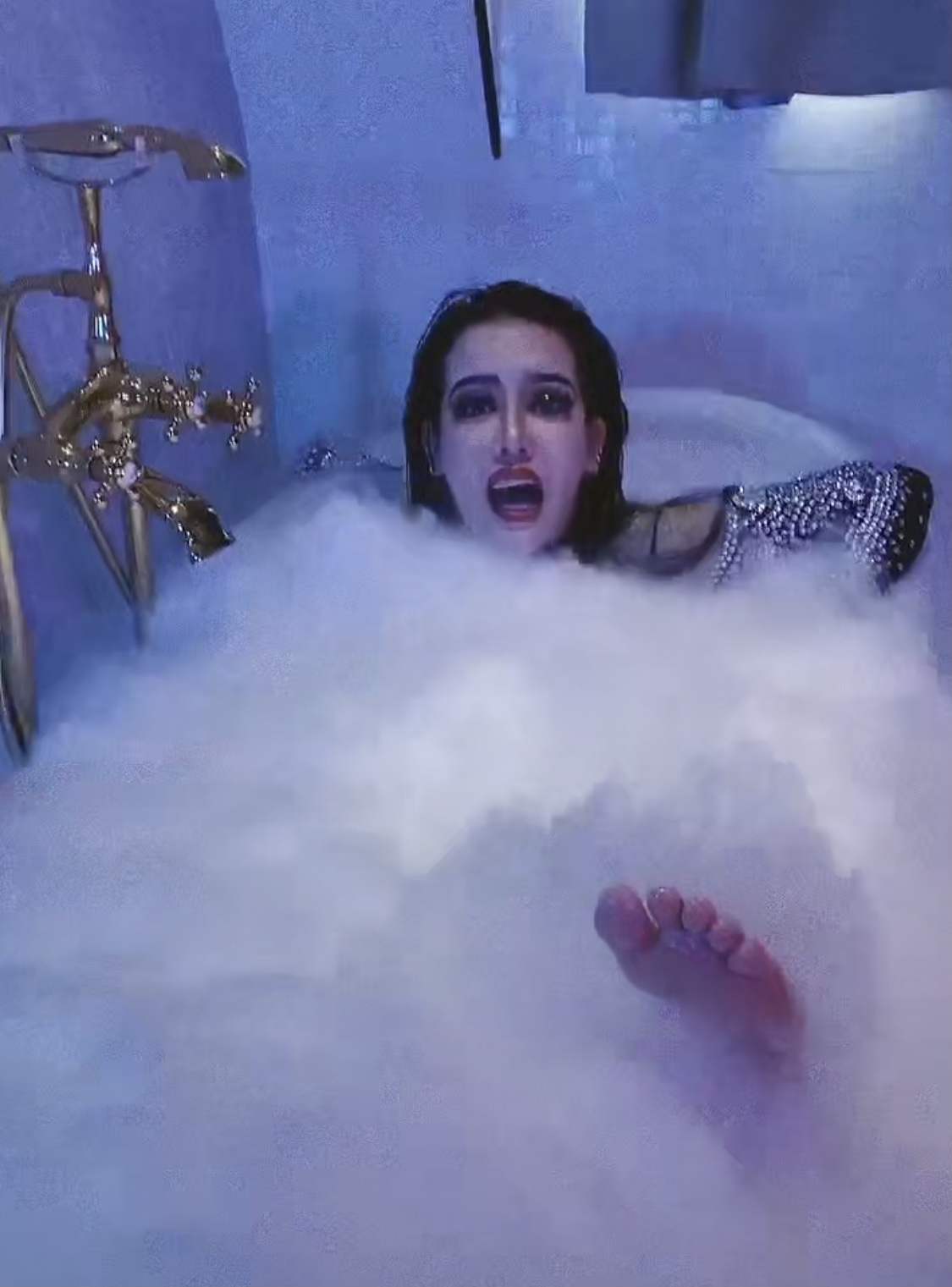 大陸網紅浸浴17在他用退熱貼和乾冰來浸浴的影片中,網民就更擔心他的安全恐成問題,指他是在拿生命來玩。退熱貼和乾冰有可能會凍傷身體,而且乾冰釋出的氣體也曾經毒死過人,所以有網民指他在「教壞」大眾。