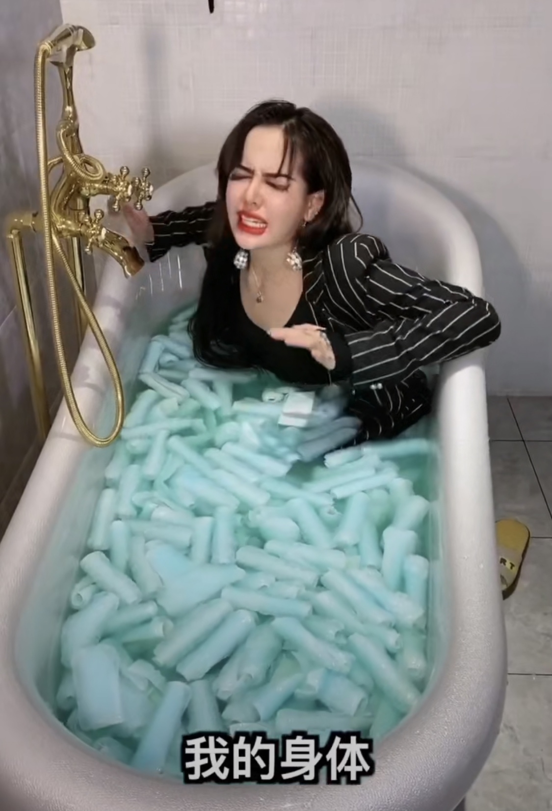 大陸網紅浸浴20在他用退熱貼和乾冰來浸浴的影片中,網民就更擔心他的安全恐成問題,指他是在拿生命來玩。退熱貼和乾冰有可能會凍傷身體,而且乾冰釋出的氣體也曾經毒死過人,所以有網民指他在「教壞」大眾。