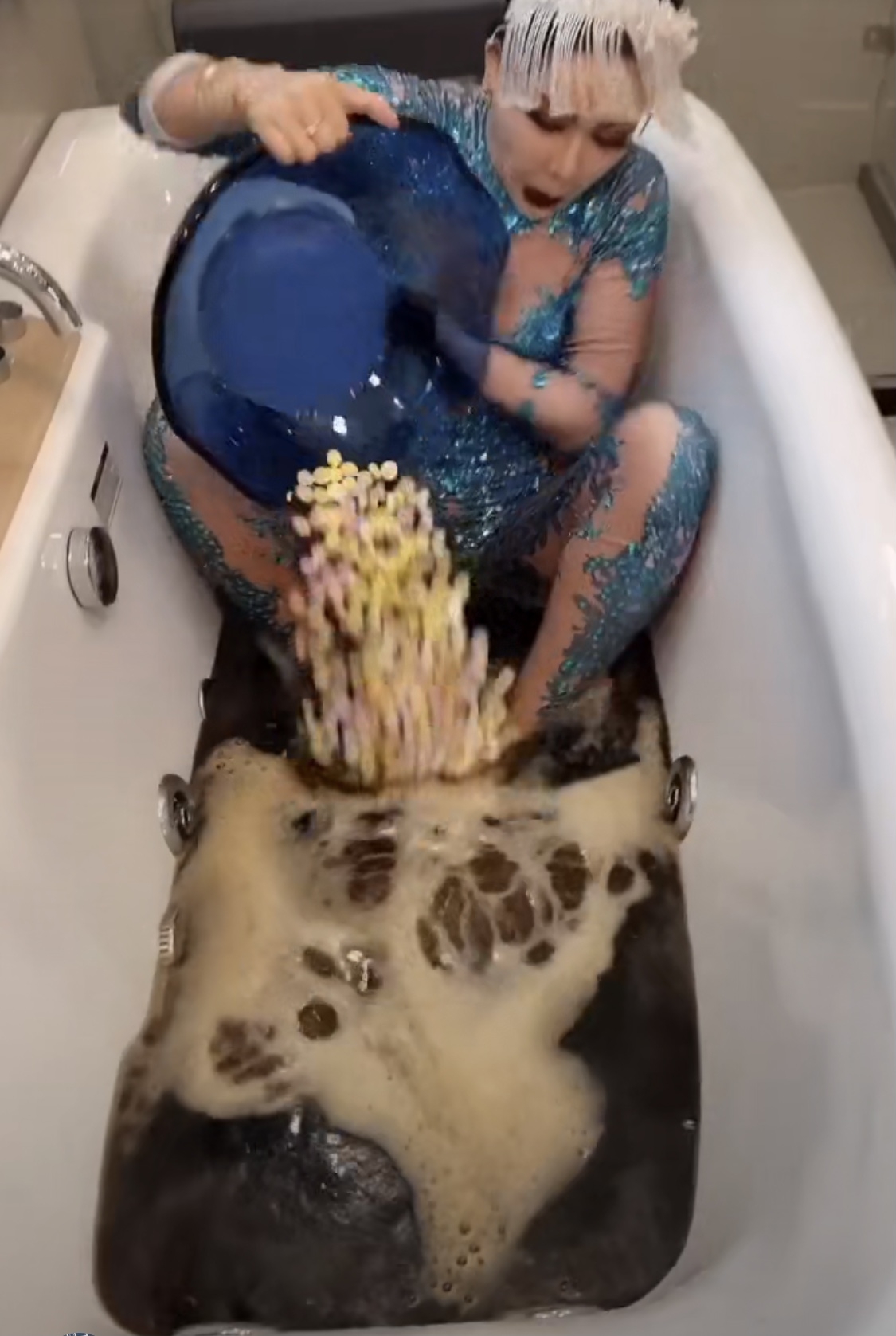 大陸網紅浸浴22指他浪費的影片還有可樂加萬樂珠的影片,他也刻意澄清自己是買過期的可樂來浸浴,不會造成浪費。但是有網民進一步質疑他哪有那麼多過期的可樂可以買,不過事實也只有他自己知道。