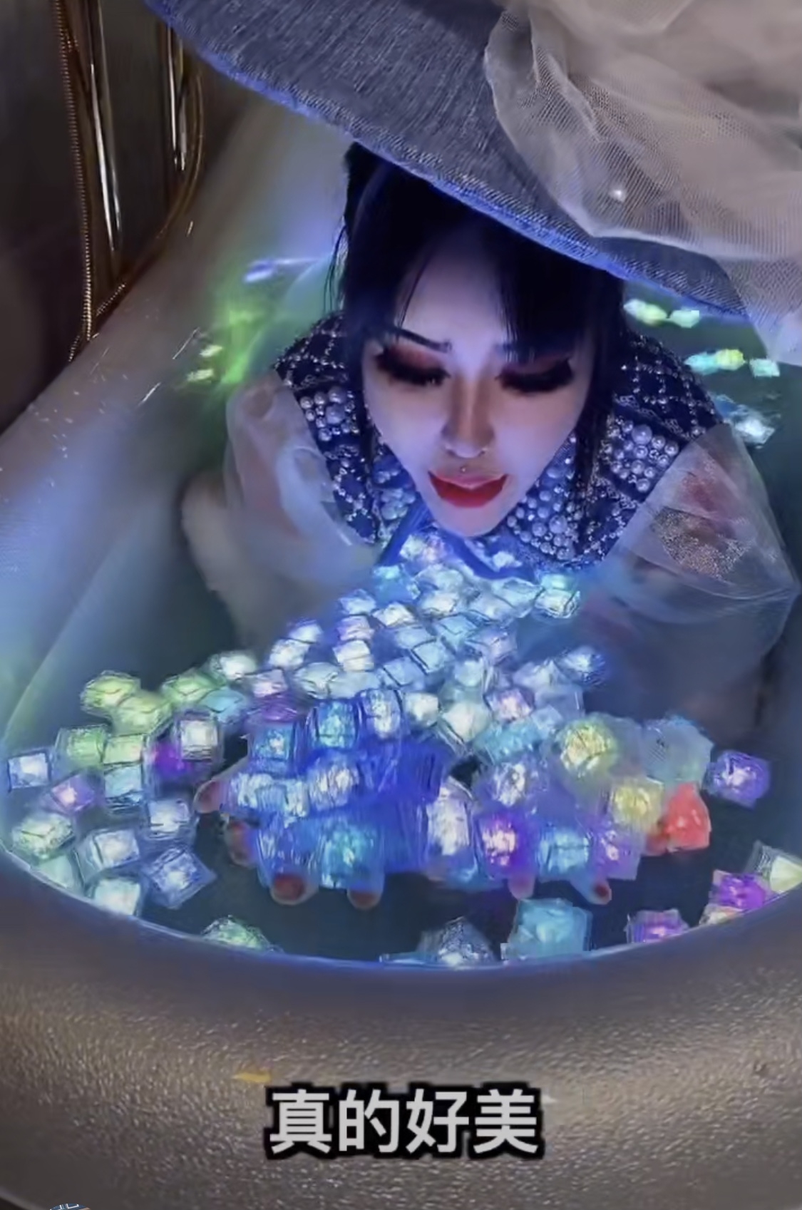 大陸網紅浸浴23不過他絕非那麼容易放棄,他還用不同的彩色發光物來設置一個唯美的浴室打卡環境。他用了螢光棒和發光的燈來營造華麗的感覺。