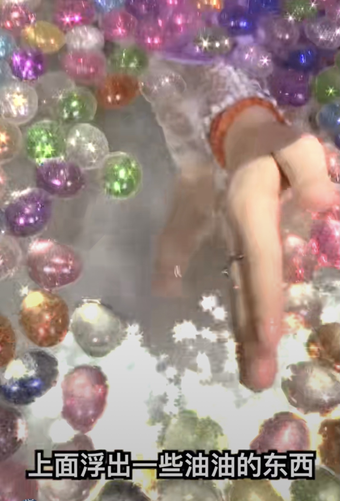 大陸網紅浸浴24而一些塑膠類的東西例如「水晶寶寶」和「彈彈波」也被拿來浸浴,而不少影片中水面也浮現「油油的」的化學物體,但他完全不介意,繼續在浴缸裏「嬉水」。網民認為這些有害物質會危害他的身體和皮膚的健康。