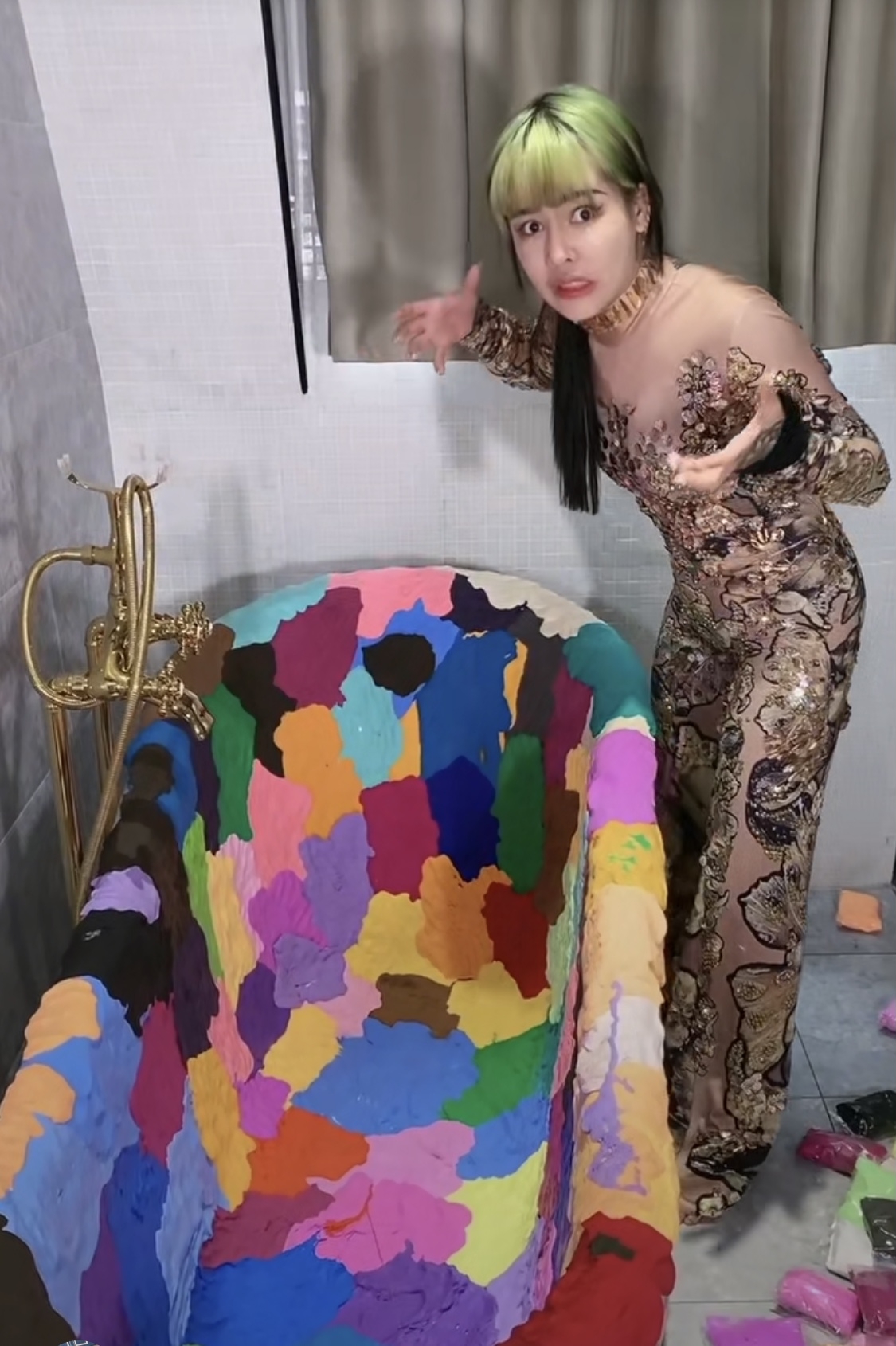 大陸網紅浸浴27在泥膠一片中,他把彩色的泥膠鋪滿浴缸,然後加水,希望可以打造出彩色泥水唯美的感覺。但加水後泥膠開始甩色,七彩顏色混合就會變成髒髒的黑色,所以最後他也認為這個浴浸不了,這是唯一一條她沒有浸下去的影片。