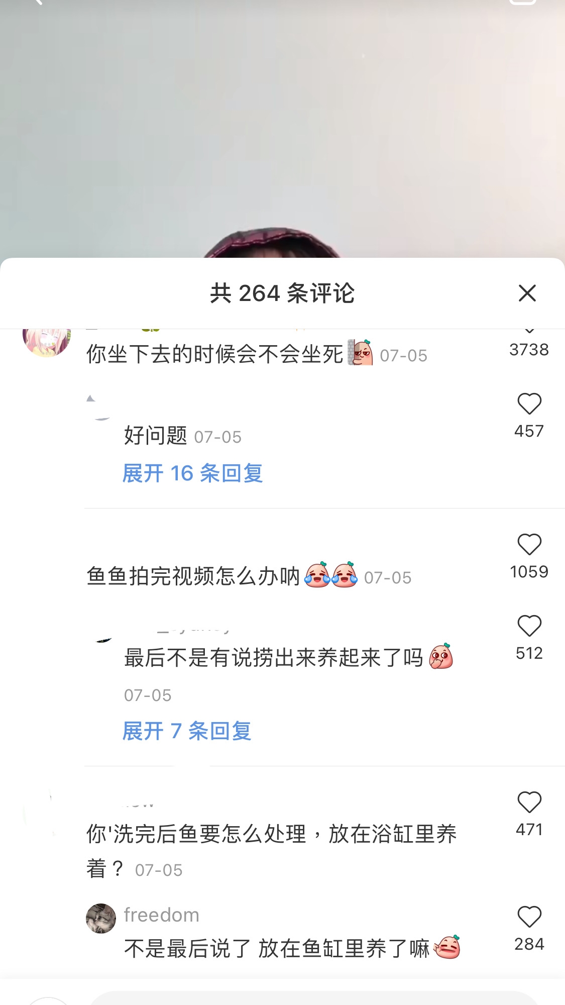 大陸網紅浸浴3他整個身體浸下去,也被網民質疑翻身時會否壓死小魚,而且也擔心拍完影片後小魚的去向。他在影片中交代會在浴缸中繼續飼養牠們,但500條魚的容量也頗大,網民也懷疑他所說的是真是假。