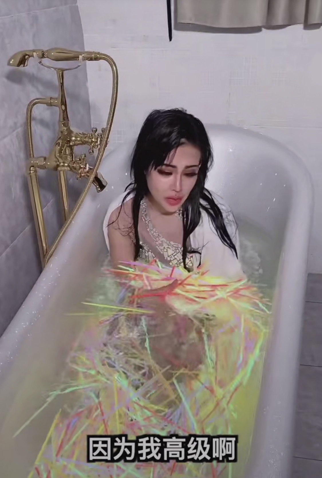 大陸網紅浸浴32螢光棒一片中,他用了海量的螢光棒來浸浴,還認為「太美了,超高級啊你們看」~