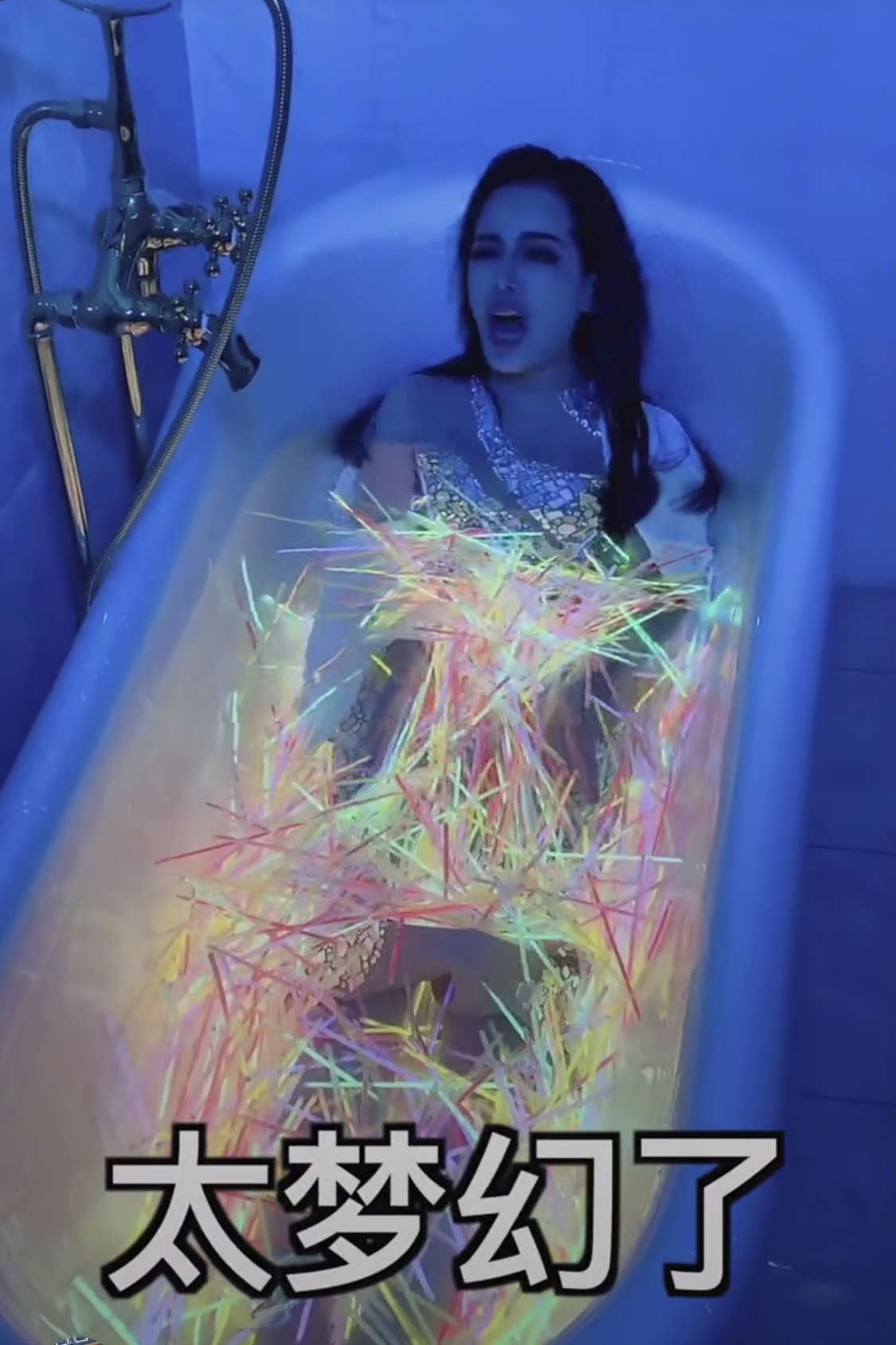 大陸網紅浸浴38螢光棒一片中,他用了海量的螢光棒來浸浴,還認為「太美了,超高級啊你們看」~