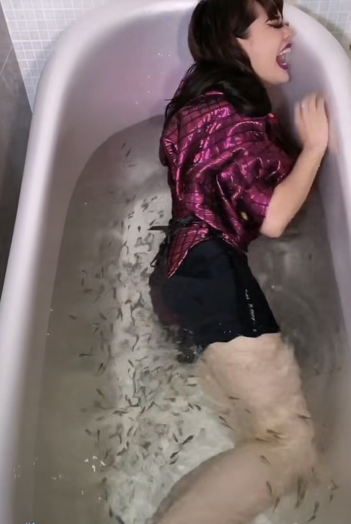 大陸網紅浸浴9他不受言論所影響,其後更用活魚浸浴!出名可以幫助吃掉腳上死皮的「親親魚」就被他拿來了浸全身。500條小魚倒進了浴缸,他稱小魚都在吃他身上的角質,感覺很癢。