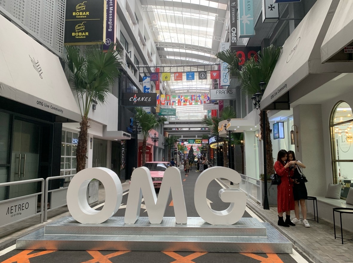 【大陸老翻名店街】近看之下才驚現它是一條「老翻名店街」,名叫「OMG網紅直播街」!網民看後似乎都不感驚訝,反而揶揄內地的山寨文化:「沒錯,這就是中國特式正版!」