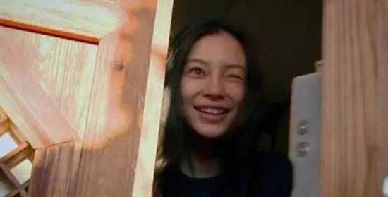 女友素顏天秤男在去之前已經嚴厲通知女友一定一定要化妝,因為跟朋友們BBQ他們都會自己的女朋友去,所以一定不可以沒面子。天秤男認為女友不化妝會讓他感到丟架,所以對於此要求非常固執,還對女友說:「大家都要帶女友去,你不化妝能看嗎?」。