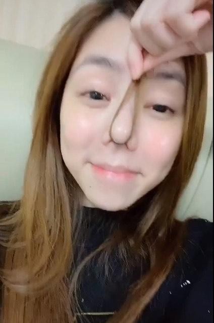 女友素顏12網友紛紛大罵那個天秤男:「當女生是掛飾嗎?」、「那你自己素顏能看嗎?」,指他完全不理女朋友的感受和健康,只自私的為了自己面子而行事,還瞞著他跟前女友見面。