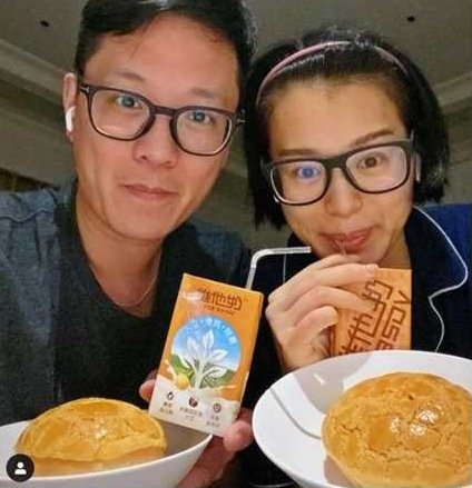 女友素顏2女友解釋說這一陣子她的皮膚狀況很差,醫生也叫她不要化妝,以免臉部皮膚敏感等等,如果真的要她化妝她就情願不去了。男友卻完全沒有顧慮女友的健康問題,還說聚會中如果只有他單身出席會超沒面子,但最後也憤怒的叫女友不要去。