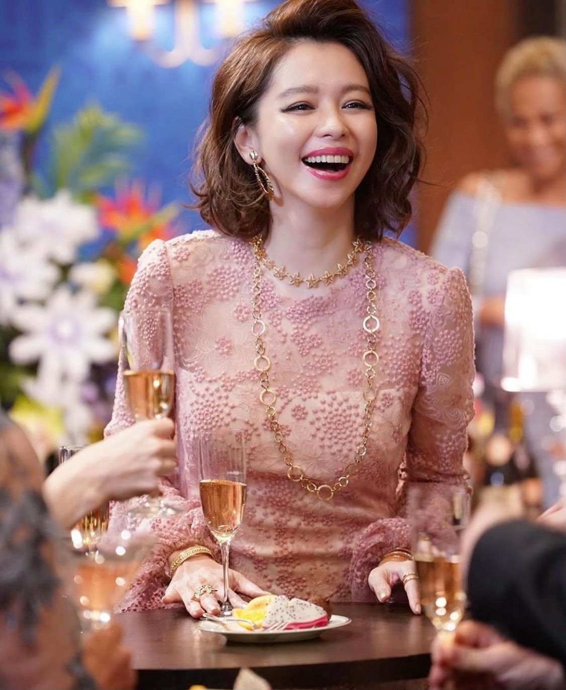 徐若瑄14嘴臉也要高傲,同時經常要擺出臭臉。不少人因為她的美貌而驚嘆,連日本觀眾也驚訝原來這位女神已經45歲了!