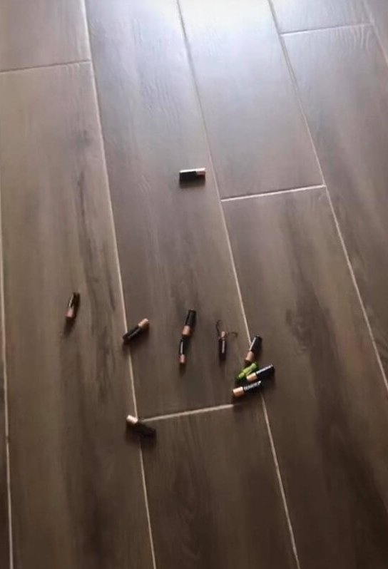 李旻芳就隨即po出IG投票選項，有「認真教」和「跪玻璃」兩個方法供網民選擇，最後過半數支持「跪玻璃」！最後沒有碎玻璃，找來了電芯給老公跪，並指「用電芯便宜咗你啦，扮到咁慘，你估我會原諒你咩？」