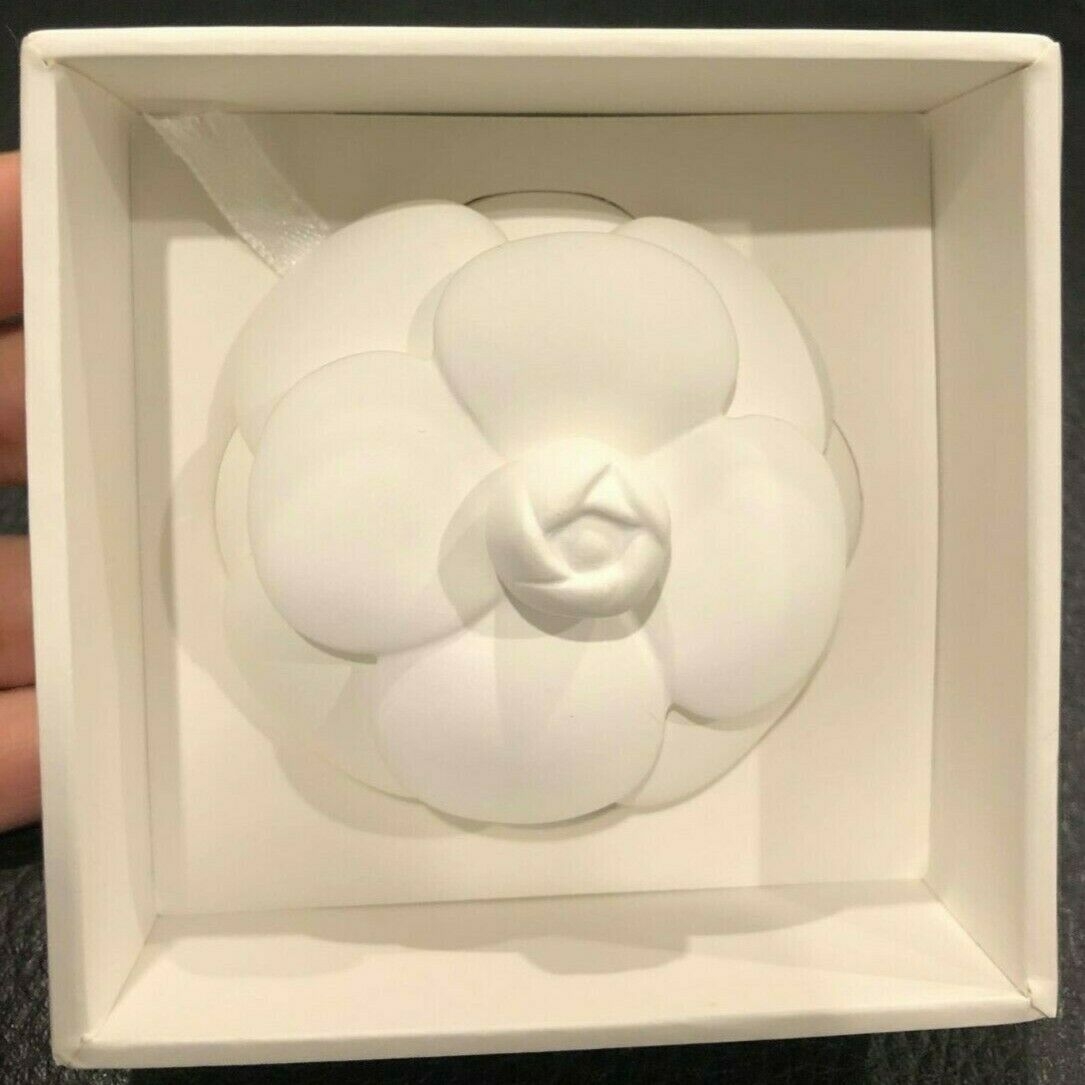 擴香石13Chanel 山茶花的味道就是淡淡的、清雅的花香,不刺激但聞起來味道非常精緻。後調,就會甜味變濃,但是還是一種自然的甜味,不會過於浮誇。可惜的是,市面上數量極少,之前也不是公開發售,只有購買香水套裝才會少量附送。