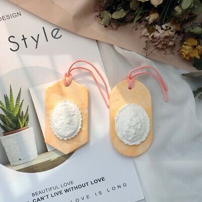 擴香石14一塊石頭竟能比香氛機更香?擴香石是一種新型態的香氛擴散產品,不會發熱也不會冒煙。只需要滴上喜歡的精油或香精,石頭就可以透過的濕氣而擴散香味!擴香石不需要加熱,也不必點火,是最安全又環保的香氛產品。它也可隨身攜帶,也是居家芬香必備小物!不同牌子也有推出擴香石,而且外型還非常美!