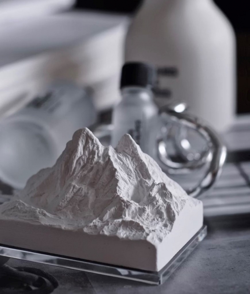 擴香石15 它比香氛機用的能源少很多,除了不用插電源,還不用怕打翻裏面的水。看著又像高端的擺設,真的超美喔~來看看精選不同牌子的五款超精緻的擴香石吧~